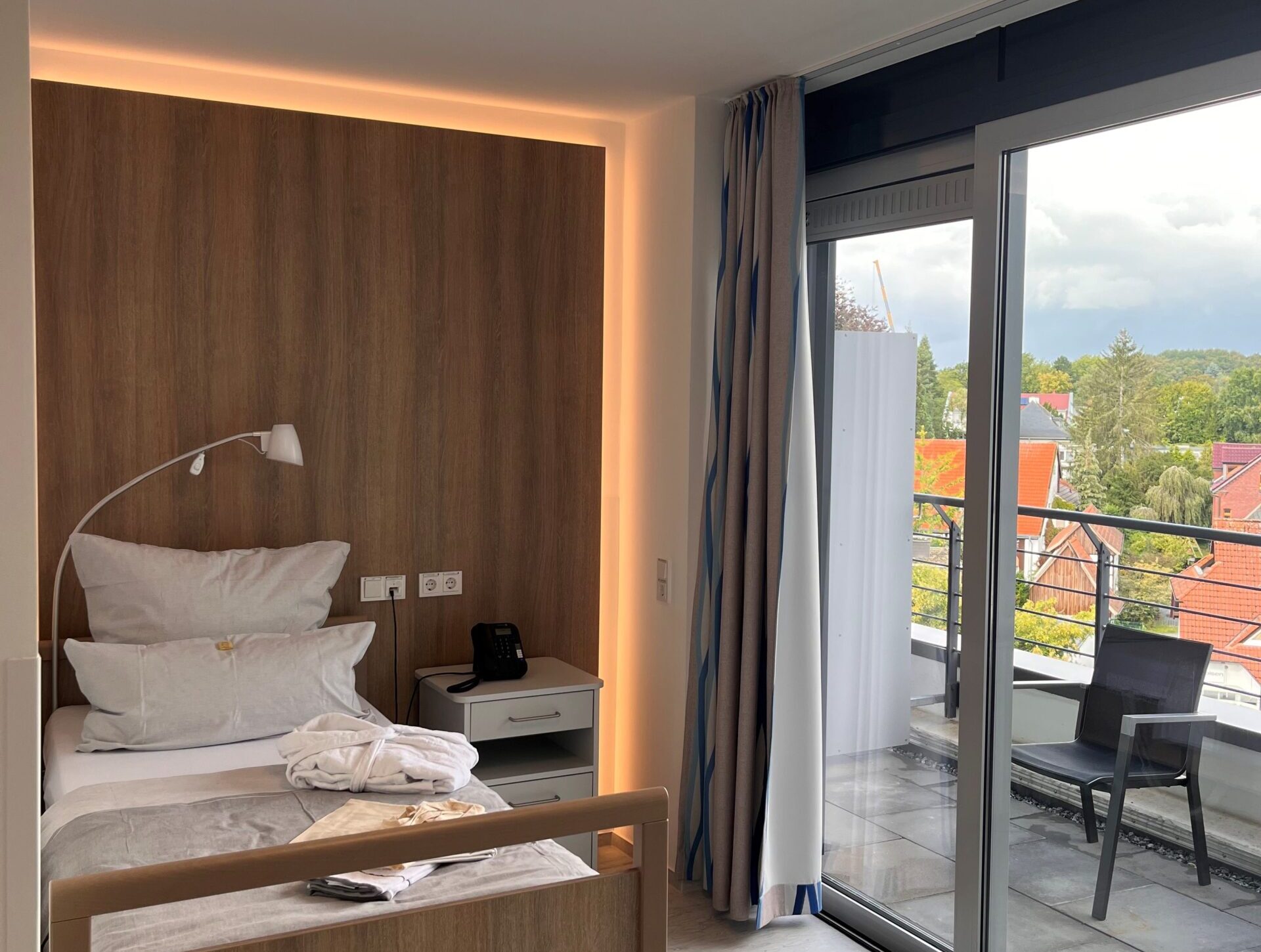 Modernes Premium Patientenzimmer mit Bett und Balkon