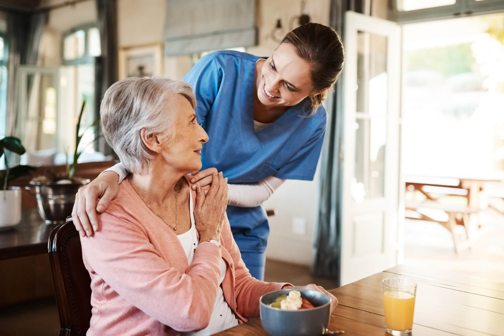 Pflegerin spricht mit einer Patientin