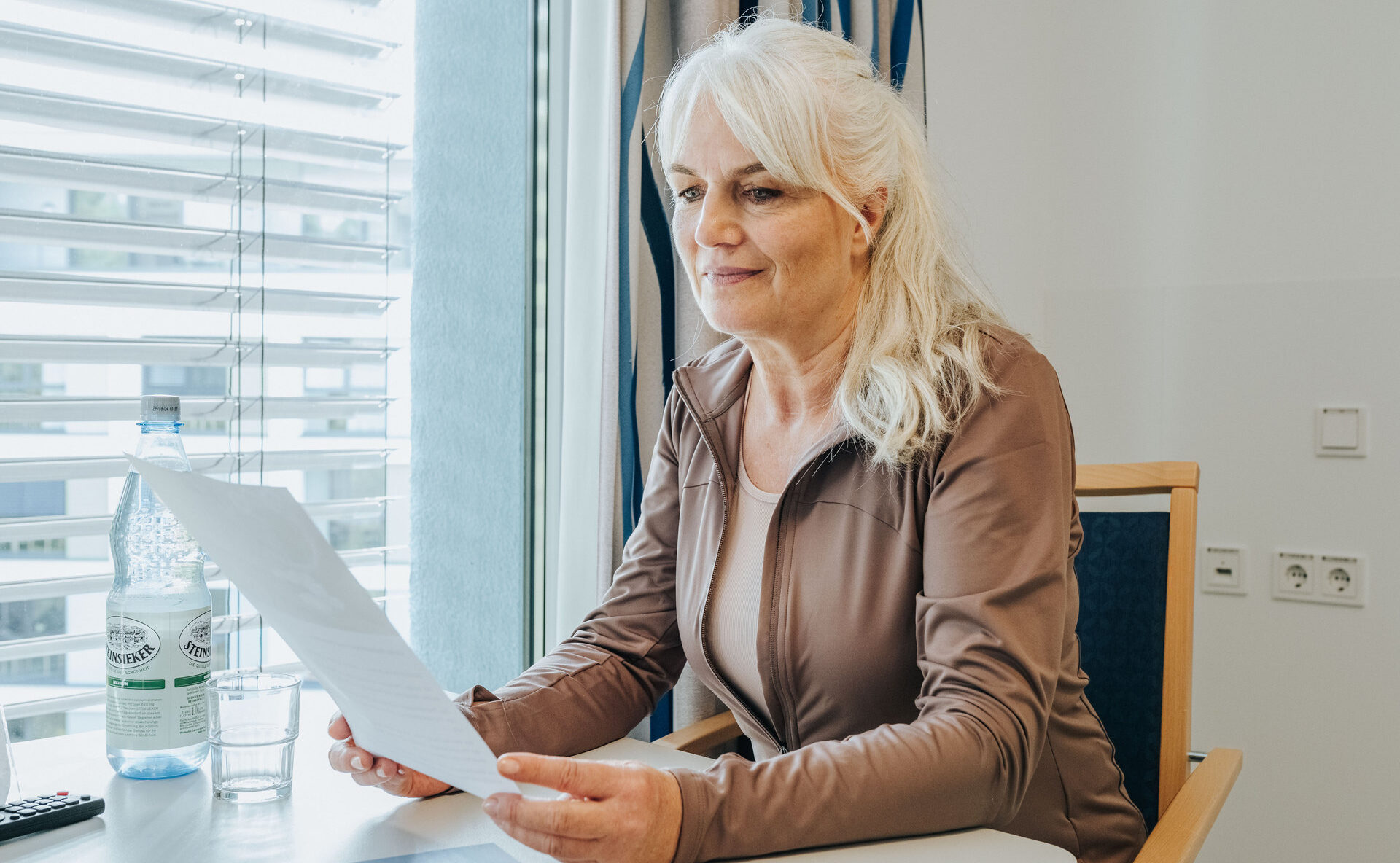 Patientin liest Antrag durch