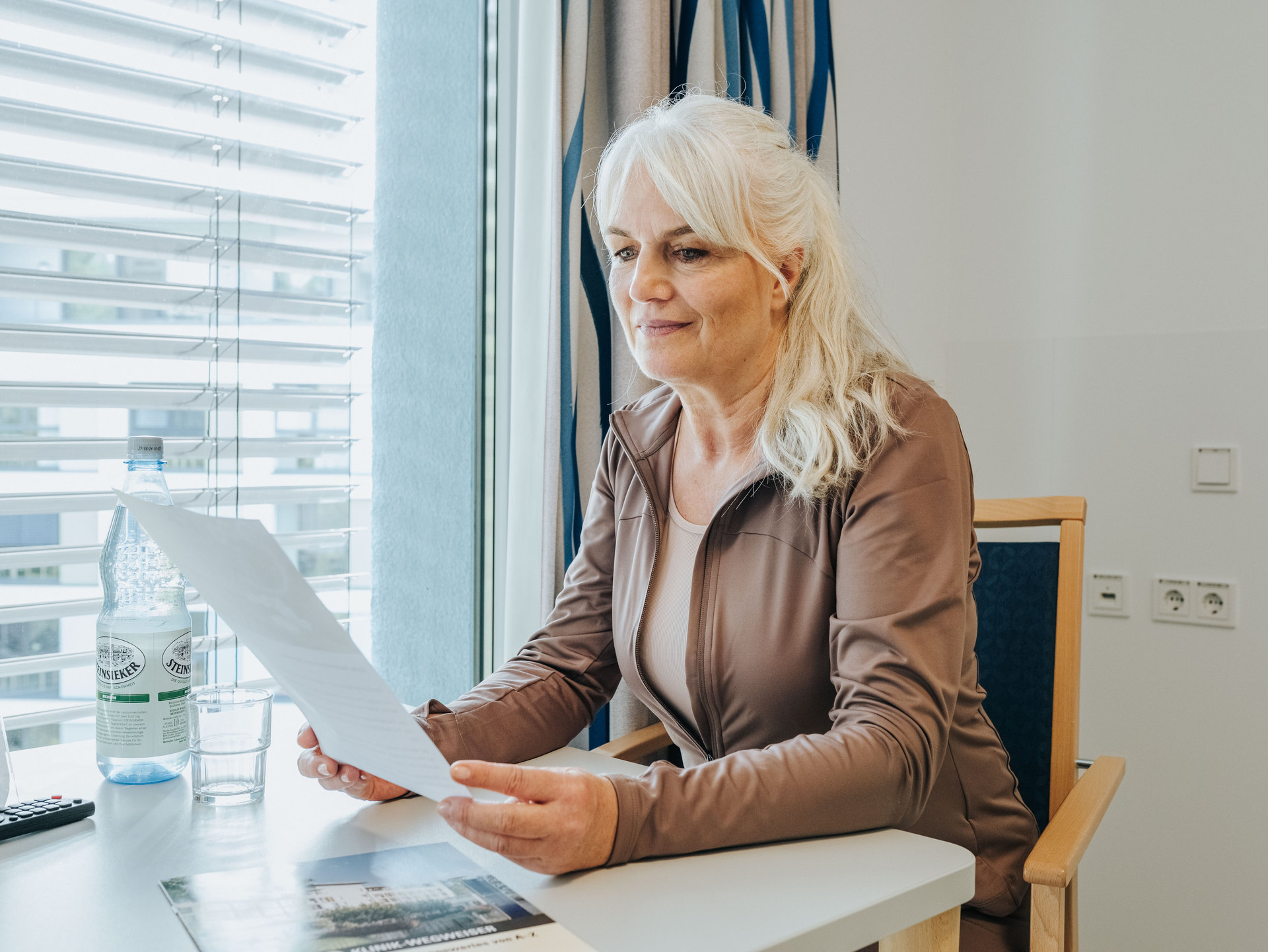 Patientin liest ein Formular