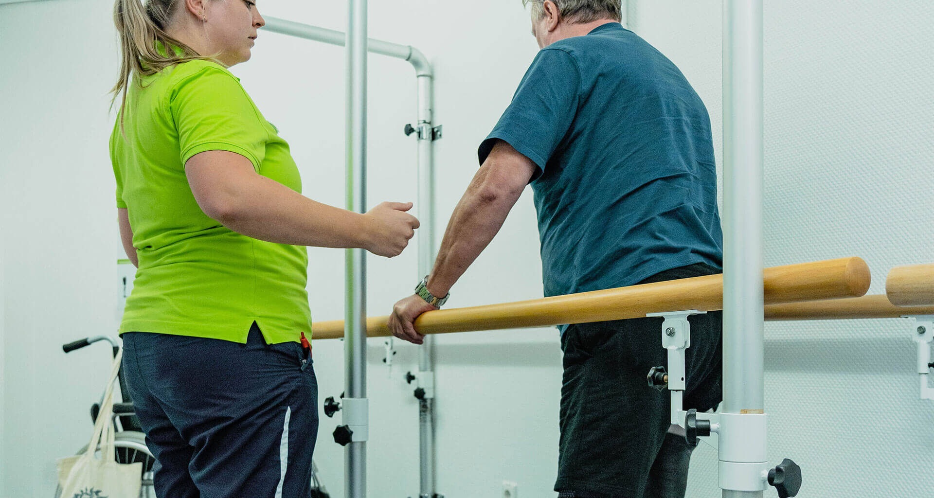 Patient wird von Therapeutin behandelt