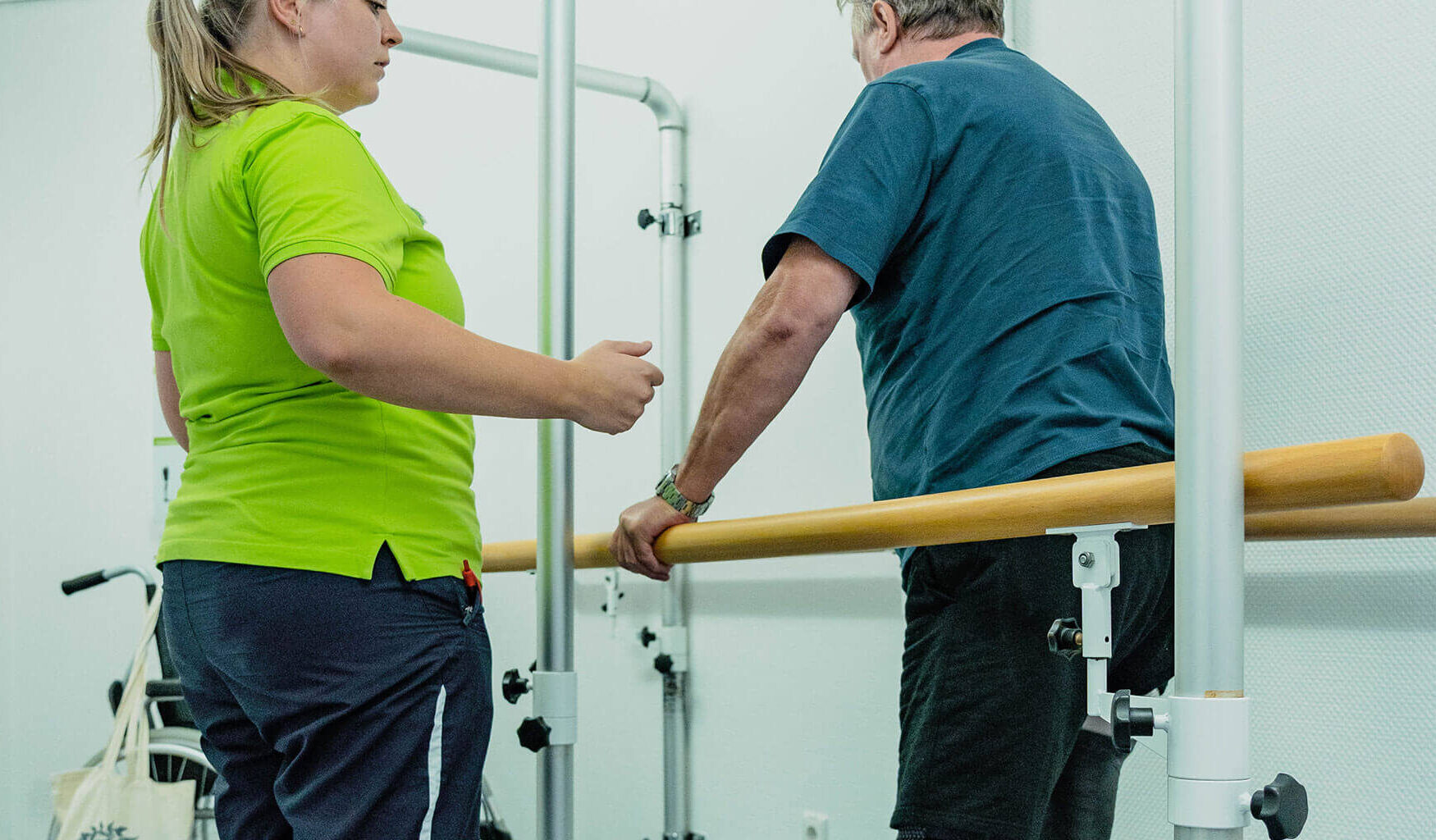 Patient wird von Therapeutin behandelt