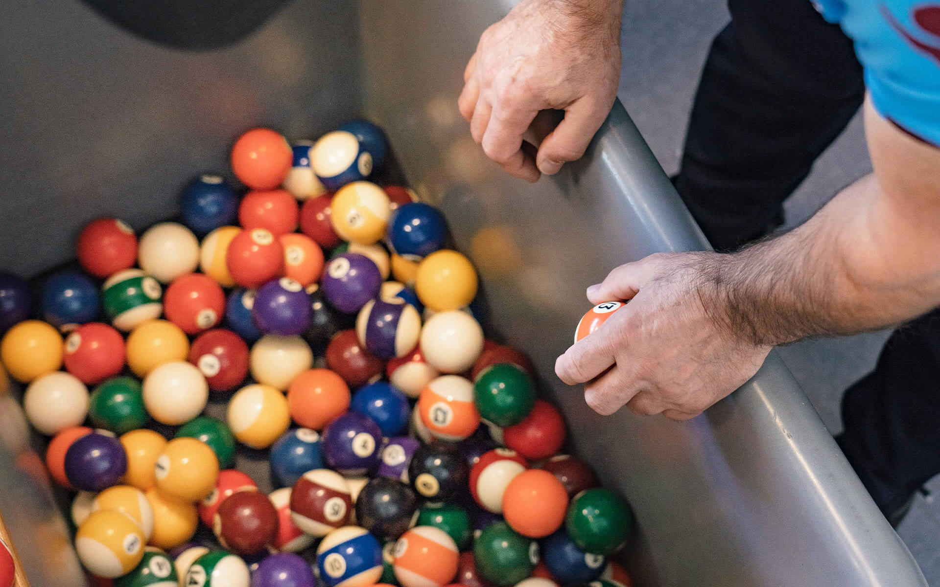 Patient hält Billiardkugeln in der Hand