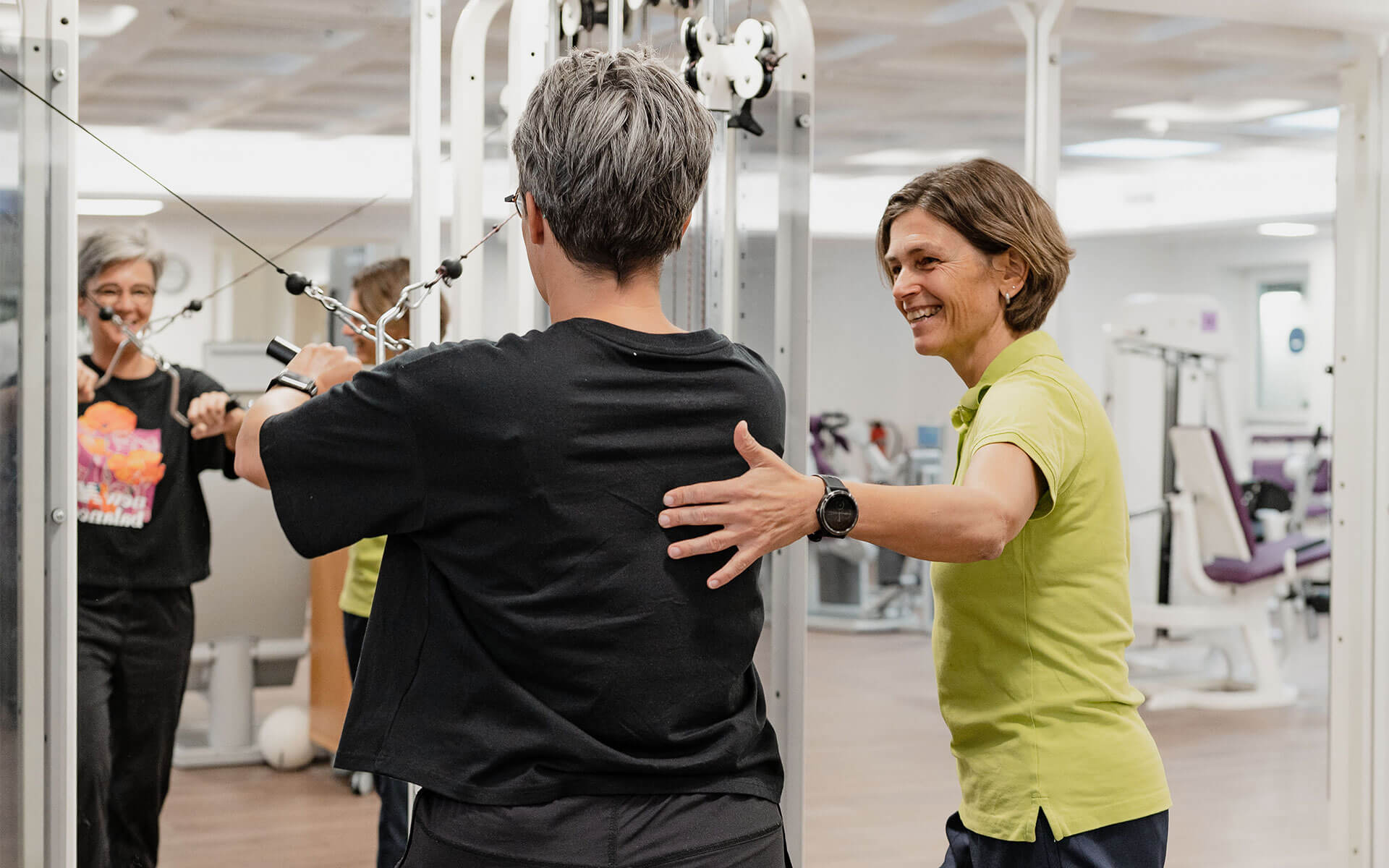 Patienten trainiert an einem Kraftsportgerät