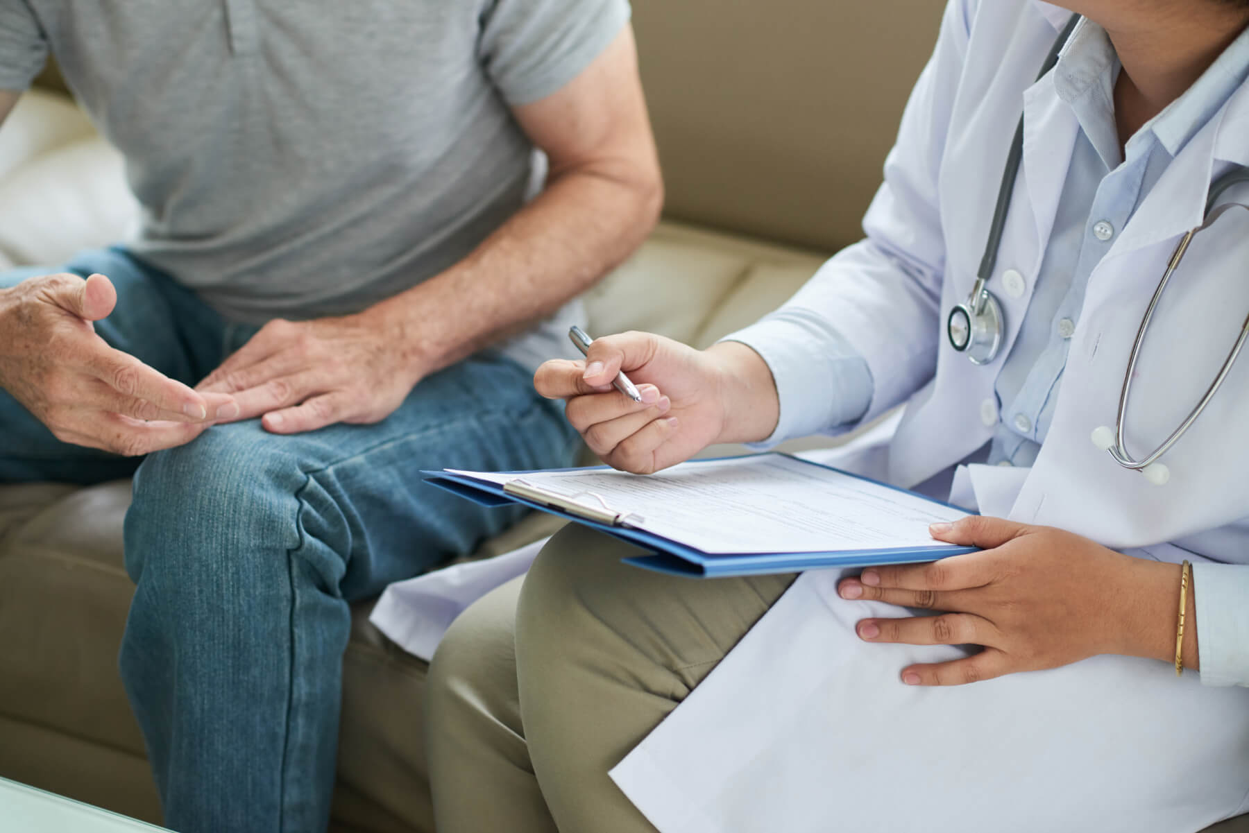Patient im Gespräch mit Ärztin