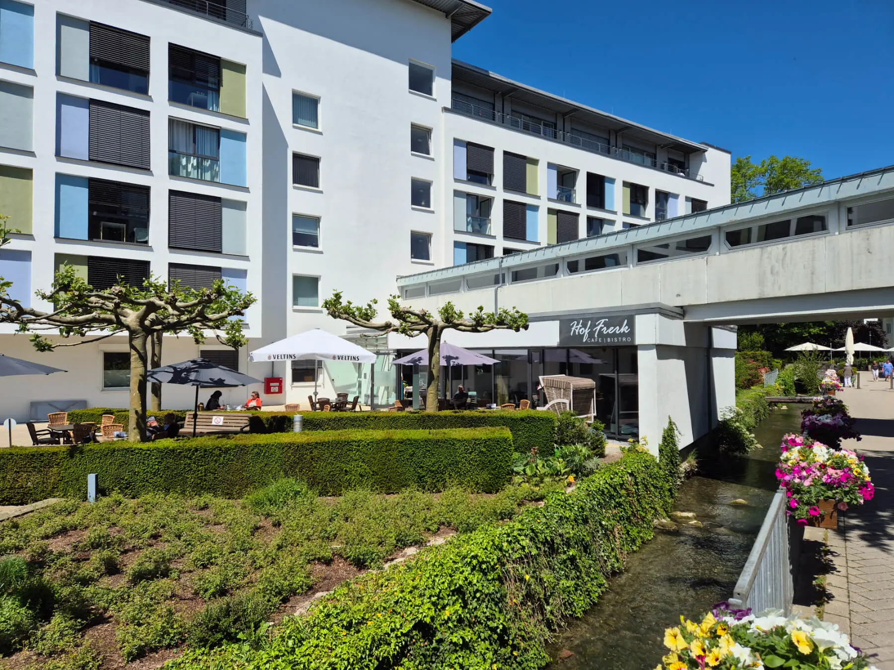 Moderne Terasse: Bistro Hof Frerk